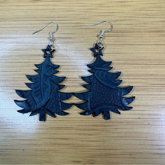 Fancy Christmas Tree Earrings embossed green leather hand crafted - Picture 3 of 6